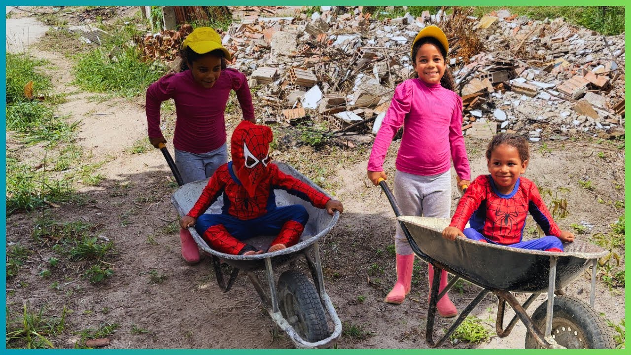 MARINA CARREGANDO LUCAS NA CARROÇA DE MÃO