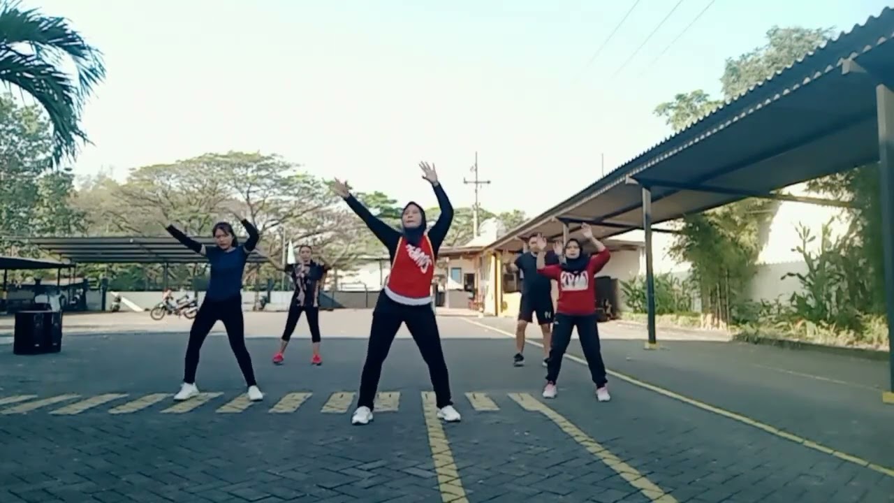 ZUMBA WAKA-WAKA BY SHAKIRA....MUDAH UNTUK DI TIRU BAGI PEMULA.#2025 #zumbadance