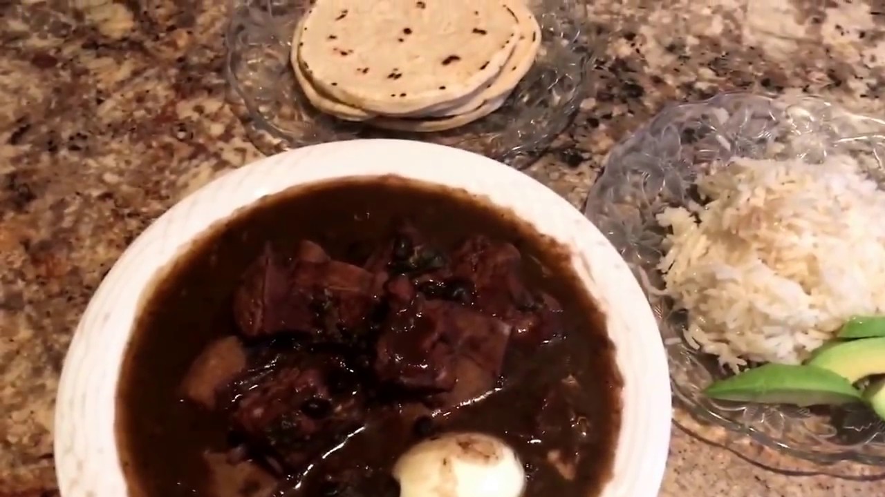 Sopa de frijoles hondureña con costilla de puerco