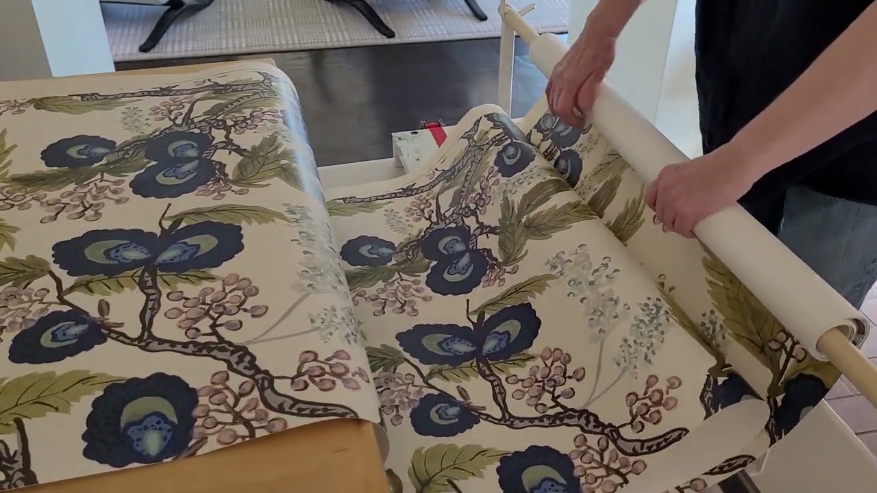 Hand Trimming Wallpaper Using the tapo-fix GBA109 Basic Material Dispenser