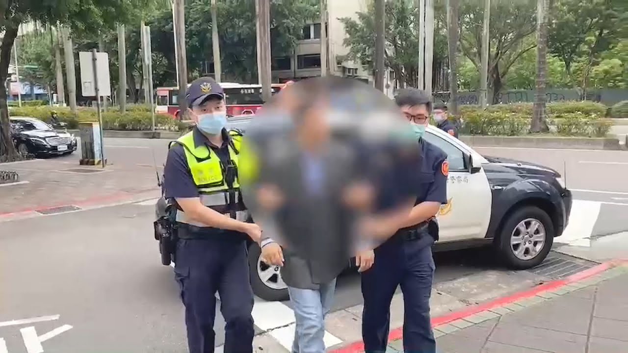 獨派團體闖中正紀念堂 持漆彈槍射擊蔣介石銅像｜20230427 公視晚間新聞