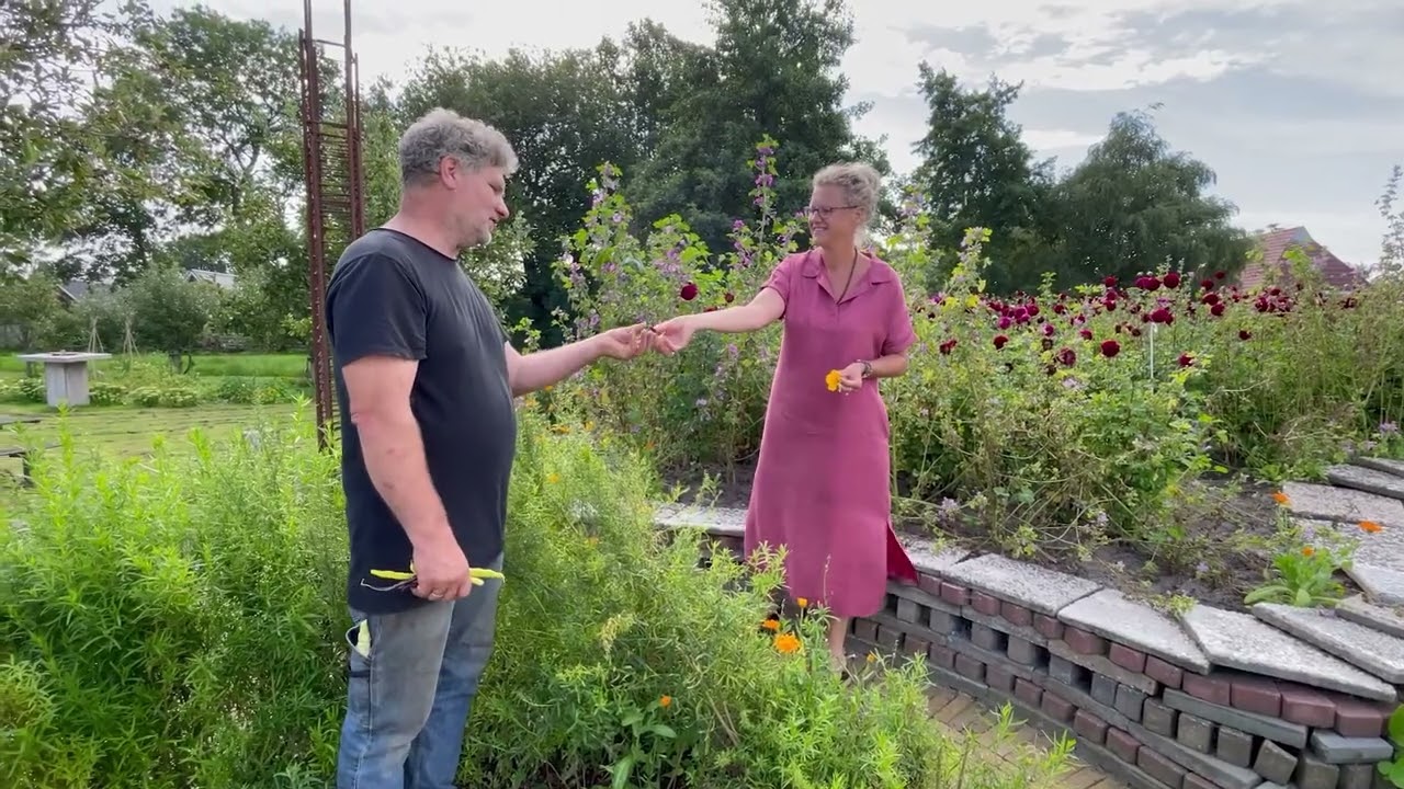 Willem Teun van 't Hummelhûs en Freya gaan de tuin in