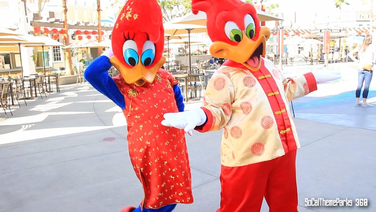 [HD] Woody Woodpecker & Winnie in Chinese Costume - Lunar New Year - Universal Studios Hollywood