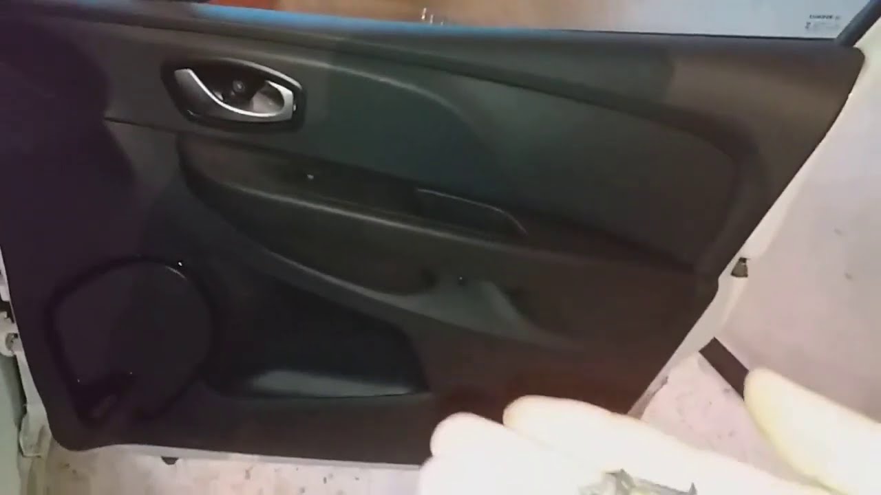 Démonter la garniture de la porte de la CLIO 4