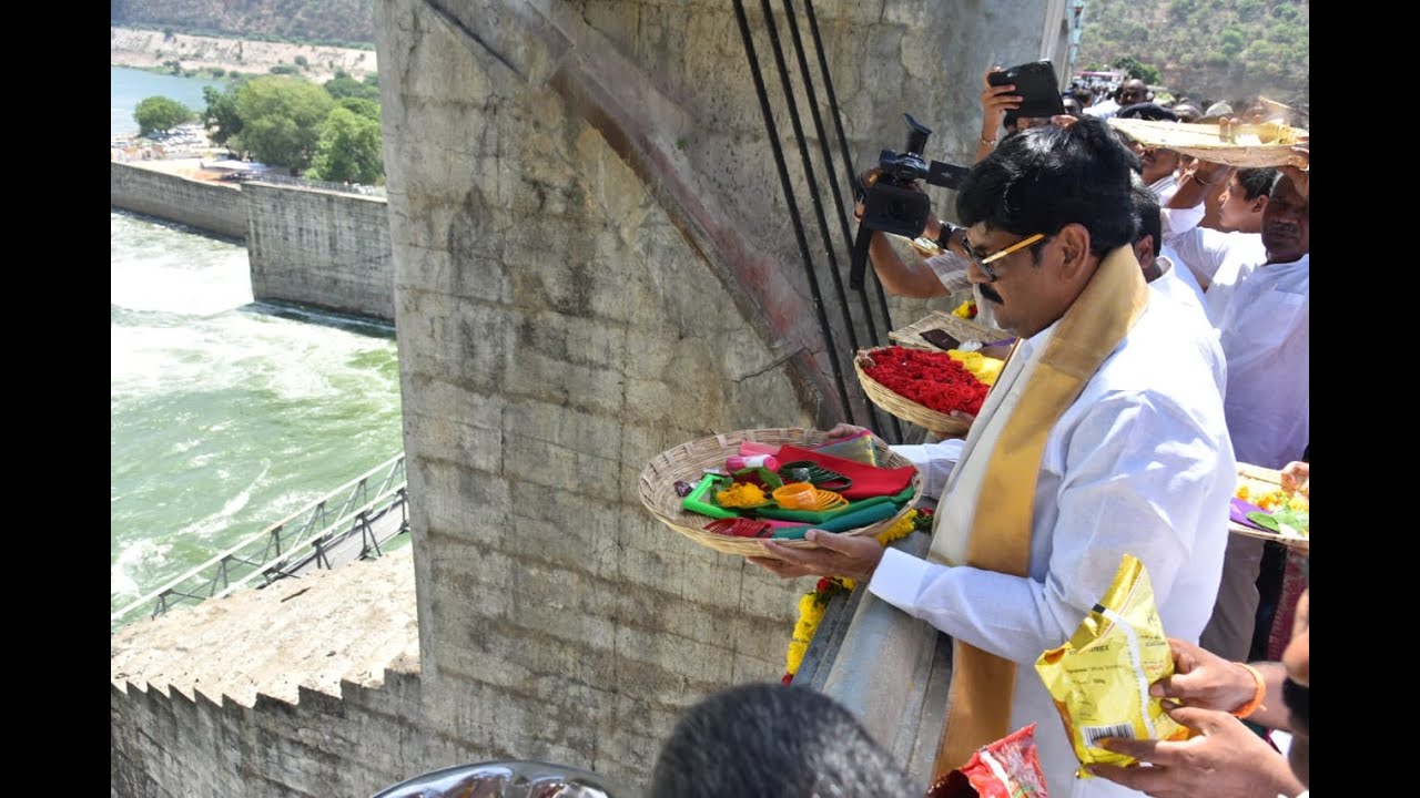 సోమశిల జలాశయం నుండి 5 ,6 గేట్ల ద్వారా పెన్నా నదికి నీటిని విడుదల చేసి గంగమ్మకు జల హారతిని ఇచ్చిన ..