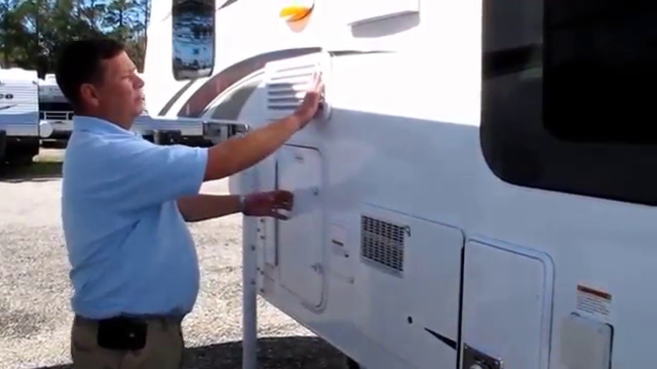 Lance 825 Short Bed Truck Camper