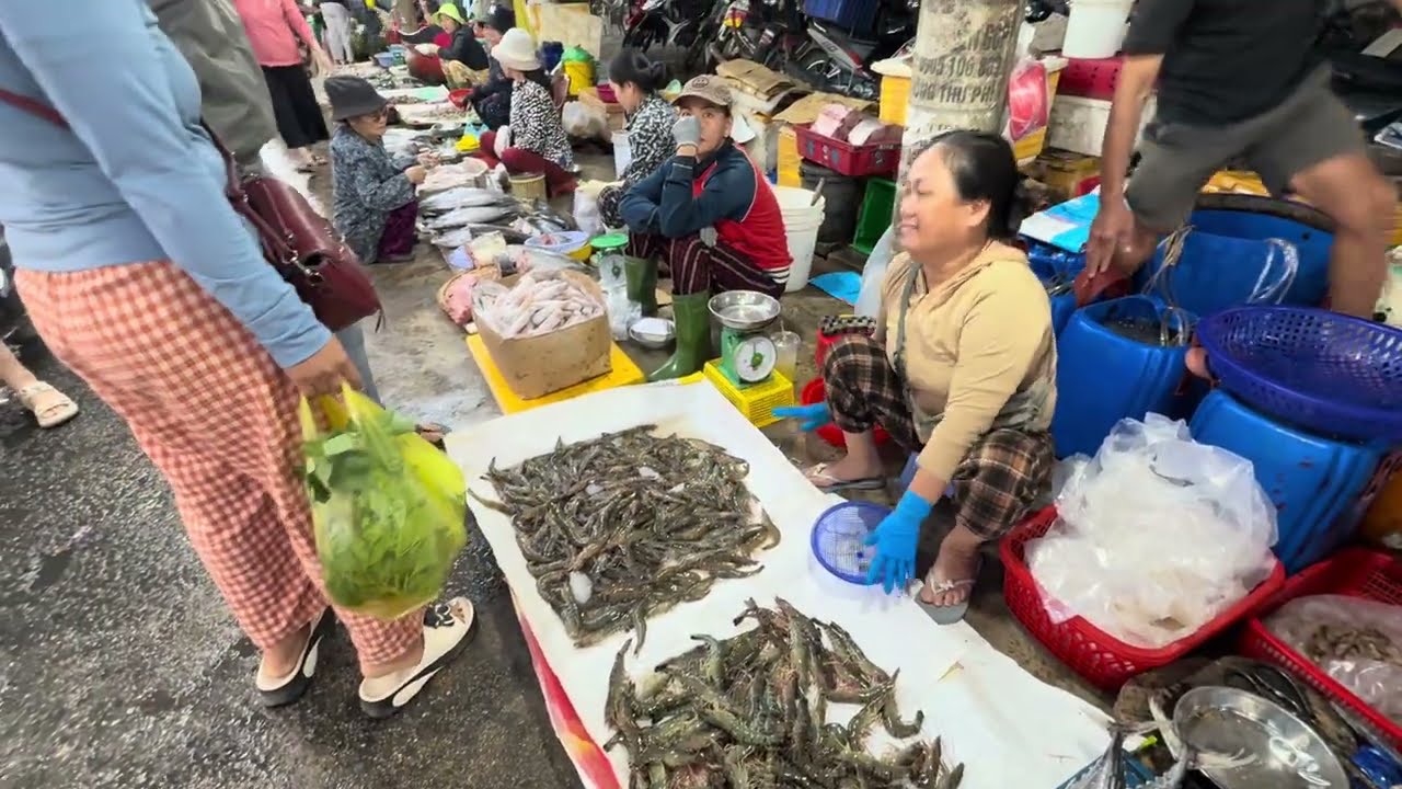 Chợ cá Cư Xá sáng Mùng 5 Tết