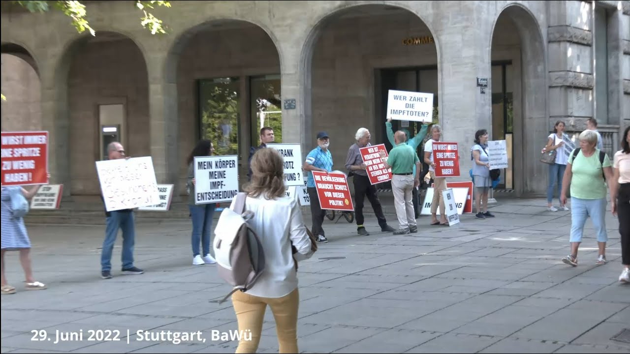 Stuttgart 29.06.2022 - Mittwochsdemo mit Schildern auf der K&ouml;nigstrasse