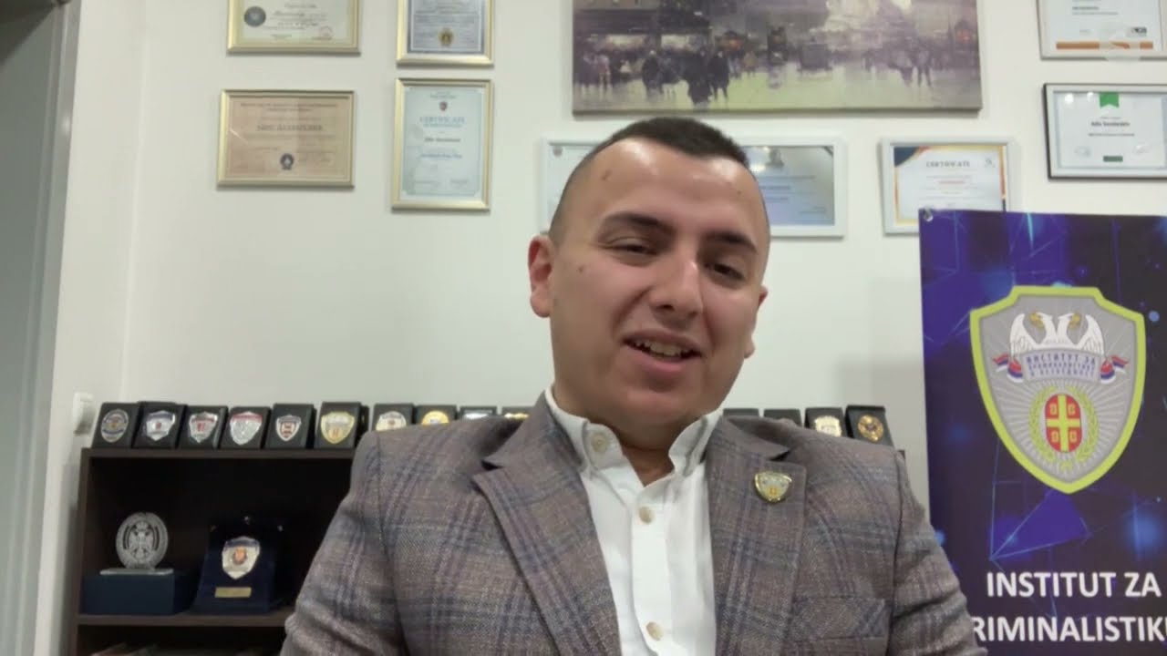 Filmsko hapsenje u Novom Pazaru - Skocio kroz prozor tuzilastva, razbio dupla vrata i pobegao