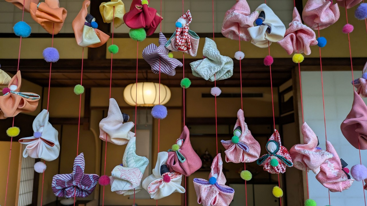 子どもの健やかな成長を願う 百花百草つるし雛を「ぶらヒロシ」