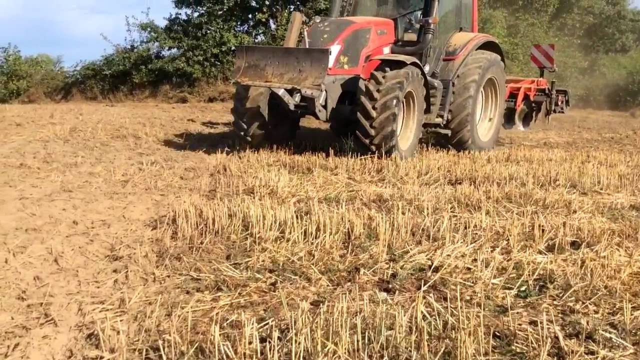 Déchaumage de treticale avec valtra n123 et dechaumeur à disque quivongne[le paysan cantalien]