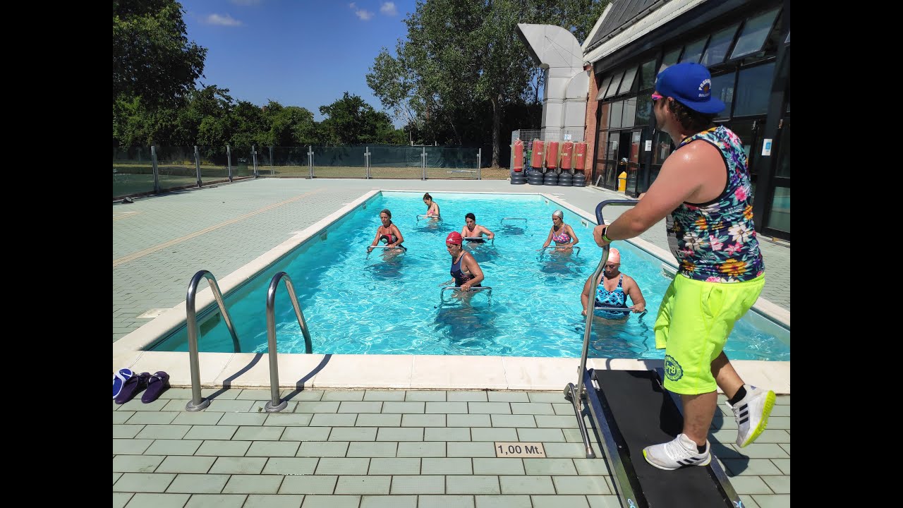 AquaWalk nella piscina esterna