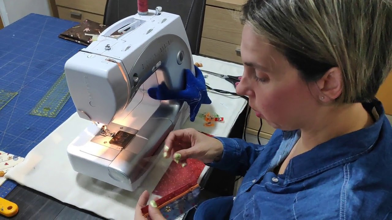 TUTORIAL DE COSTURA DE COMO HACER UNA BOLSA DE PATCHWORK CON TAPA TRANSPARENTE. QUILTING