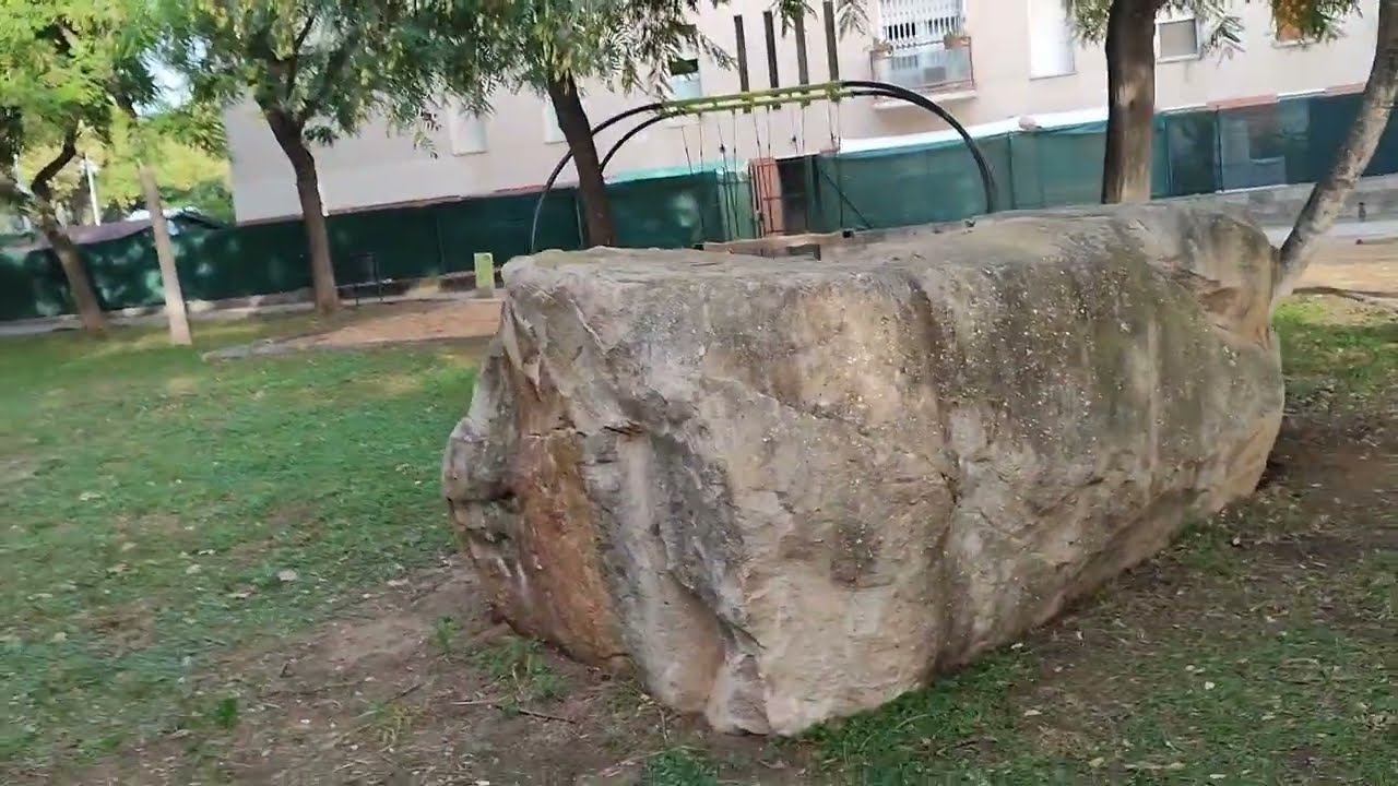 Grabados rupestres pre históricos inéditos en Montjuic,posible Menhir partido