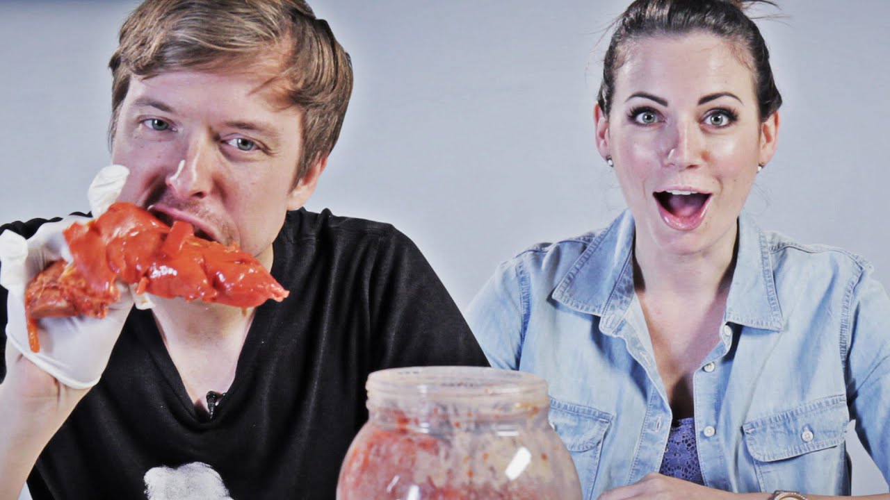 People Try Weird American Food That Shouldn&rsquo;t Exist