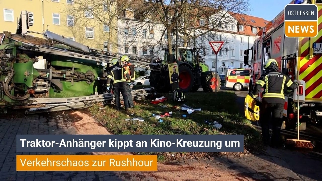 FULDA: Traktor-Anhänger kippt an Kino-Kreuzung um - Verkehrschaos zur Rushhour