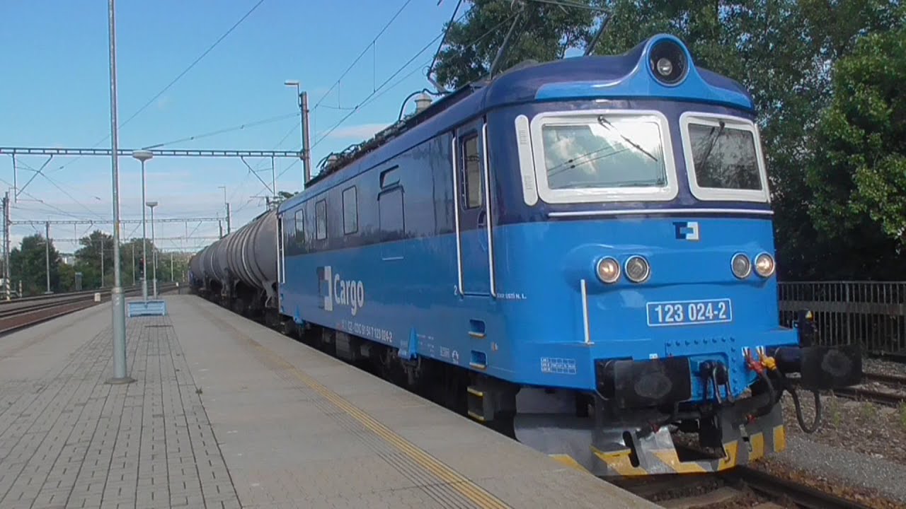 N&aacute;kladn&iacute; vlaky - průjezd lokomotivy řady 123 Uhelka stanic&iacute; Praha-Hole&scaron;ovice + Pozdrav