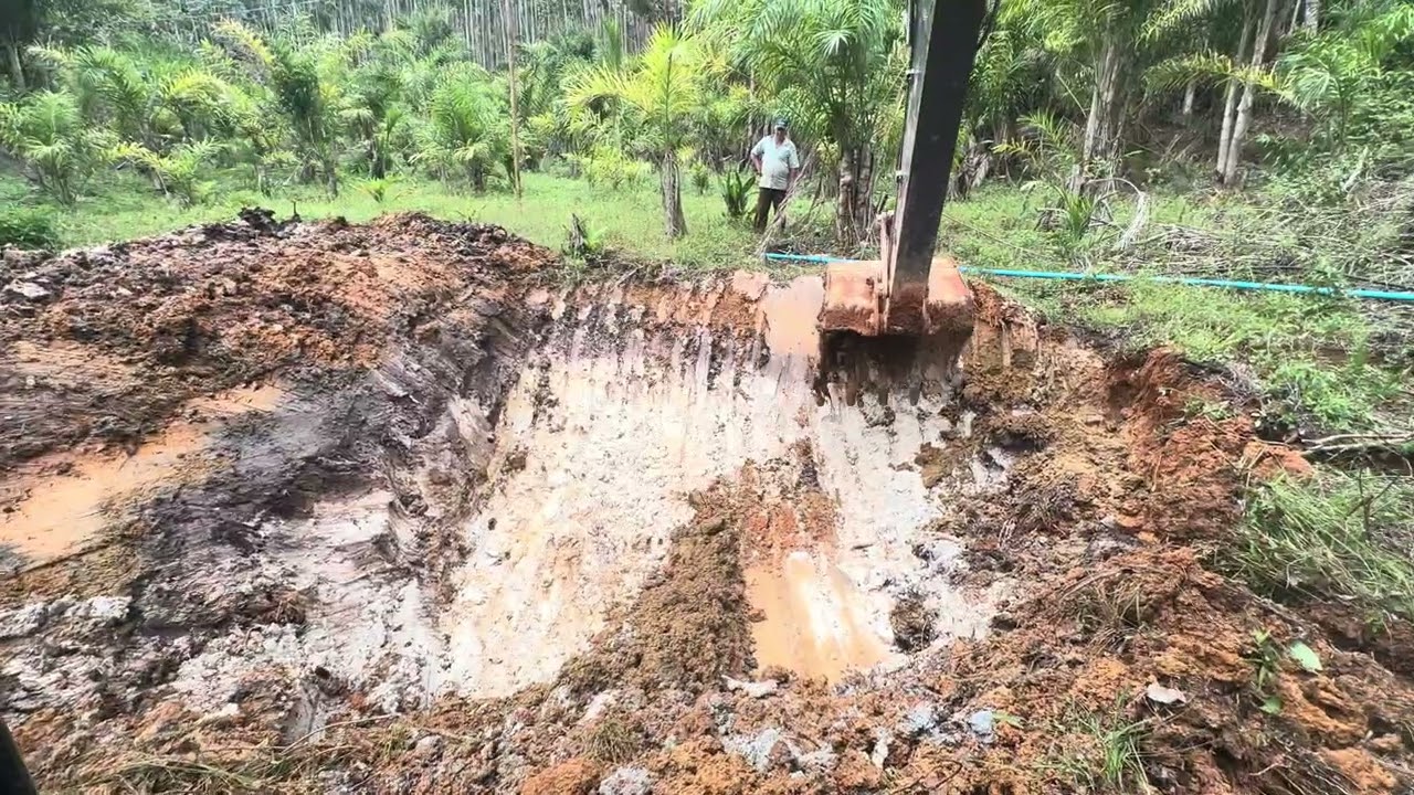 Escavando pequeno açude, tanque de peixe.. até o final esse vídeo.. 