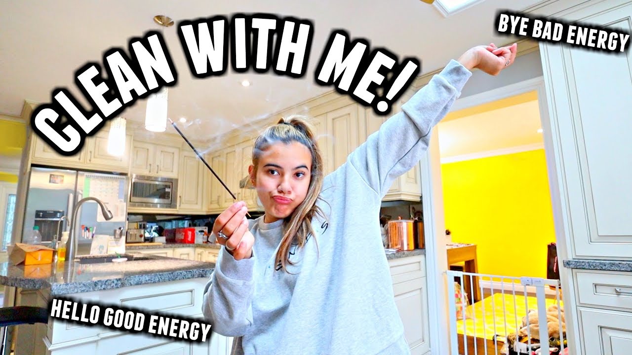 ALL DAY EXTREME CLEAN WITH ME | Getting rid of bad energy, mess and eating a lot.
