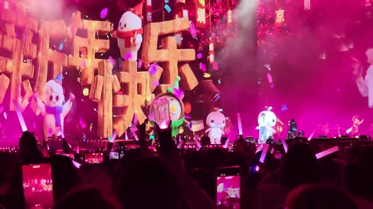 周深陪我們跨年，一起倒數，歡送2025，迎接2026年。Happy New Year 祝大家新年快樂，一齊接財神啦 #小美滿 #好好生活就是美好生活 #財神到 #少管我 #2025年12月31日