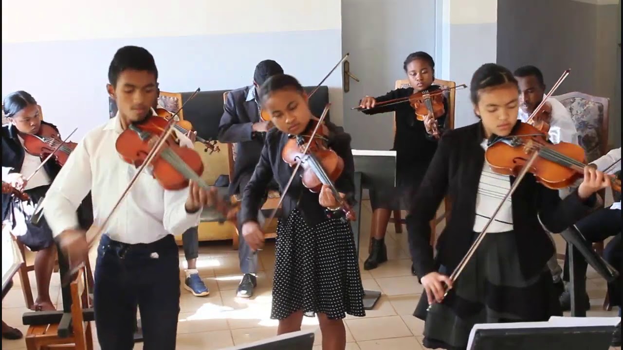 O.J. RAZAFINTSAMBAINA- 1e mvt CONCERTO POUR 2 VIOLONS  EN FA Maj- ORCHESTRE ORPHELINAT SAINT PAUL