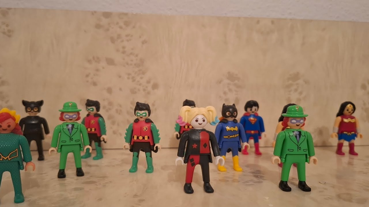 PRVI VIDEO NA KANALU,POKAZUJE FIGURICE I OTVARAM KINDER JAJA SA HEROJIMA.