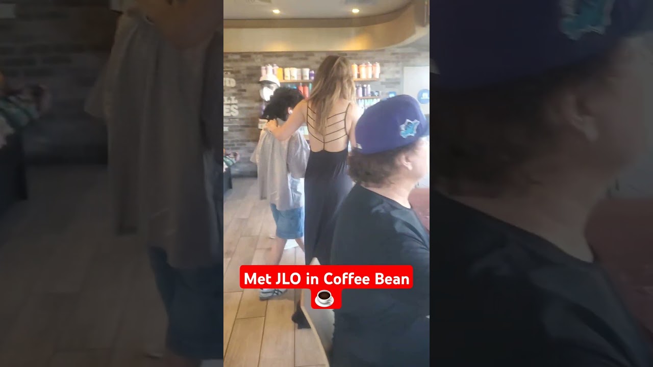 Met JLO in Coffee Bean. ☕️ #jenniferlopez #jlo #benaffleck #coffee #celebrity
