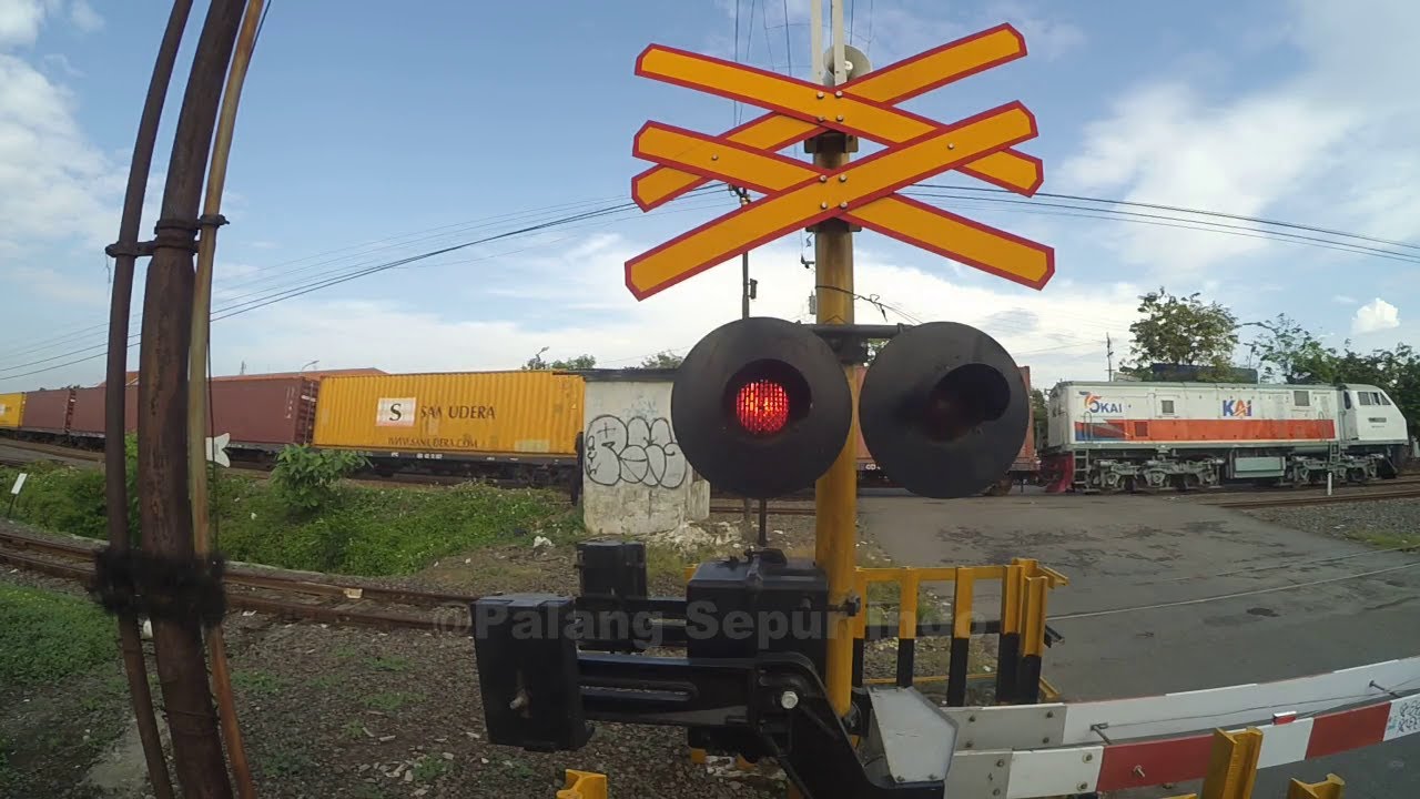 Perlintasan Kereta Api JPL 213 Stasiun Tegal [Double Trains]