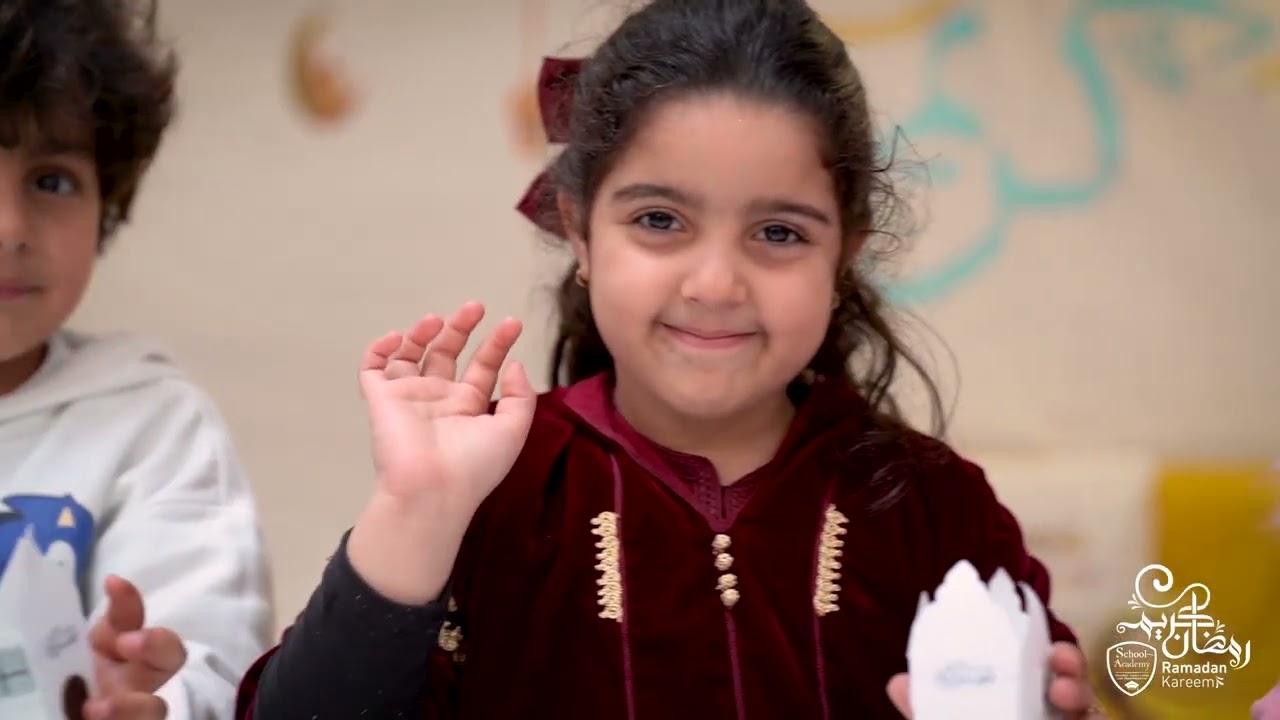 فرحة رمضان: الأطفال يضعون التمر في الفوانيس 🎉🍬