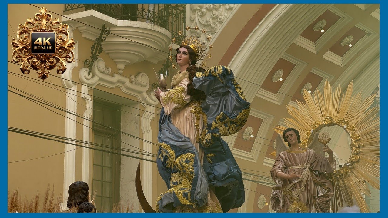Luna de Xelajú y La Reina de Catedral bajo el Arco de Correos
