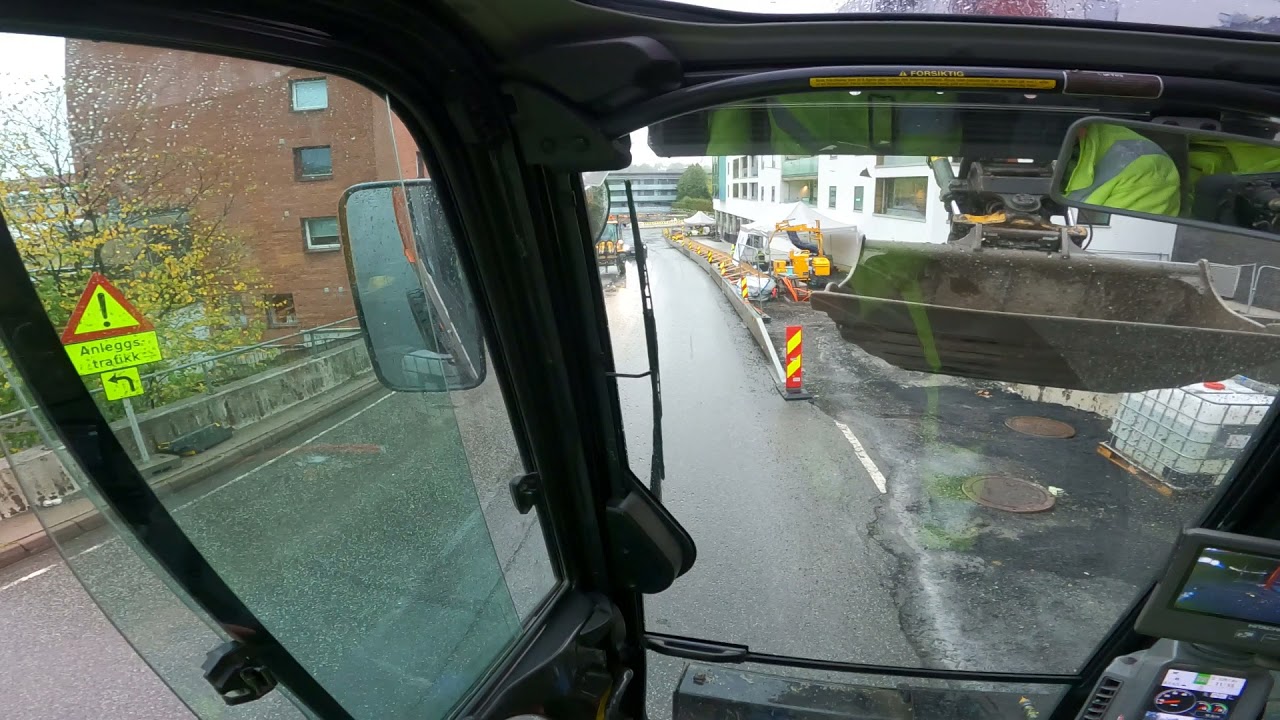 Driving a Hitachi 170 wheel machine