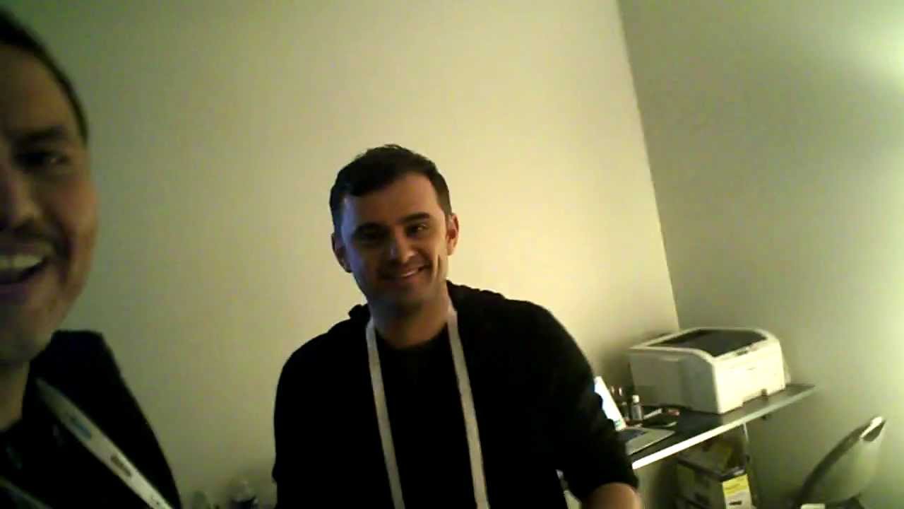 #RamonWOW has Gary Vaynerchuk sign JJJRH for Michael Osacky at #LeWeb