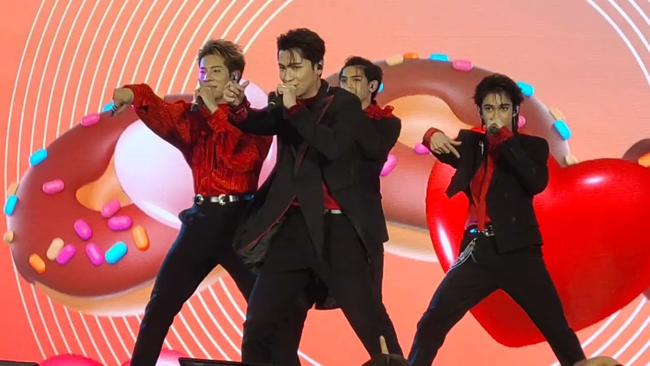 Stand by หล่อ - ศิลปิน 4 หนุ่มนิวคันทรี่ | งาน Black Valentine with NEW COUNTRY@Siam Center