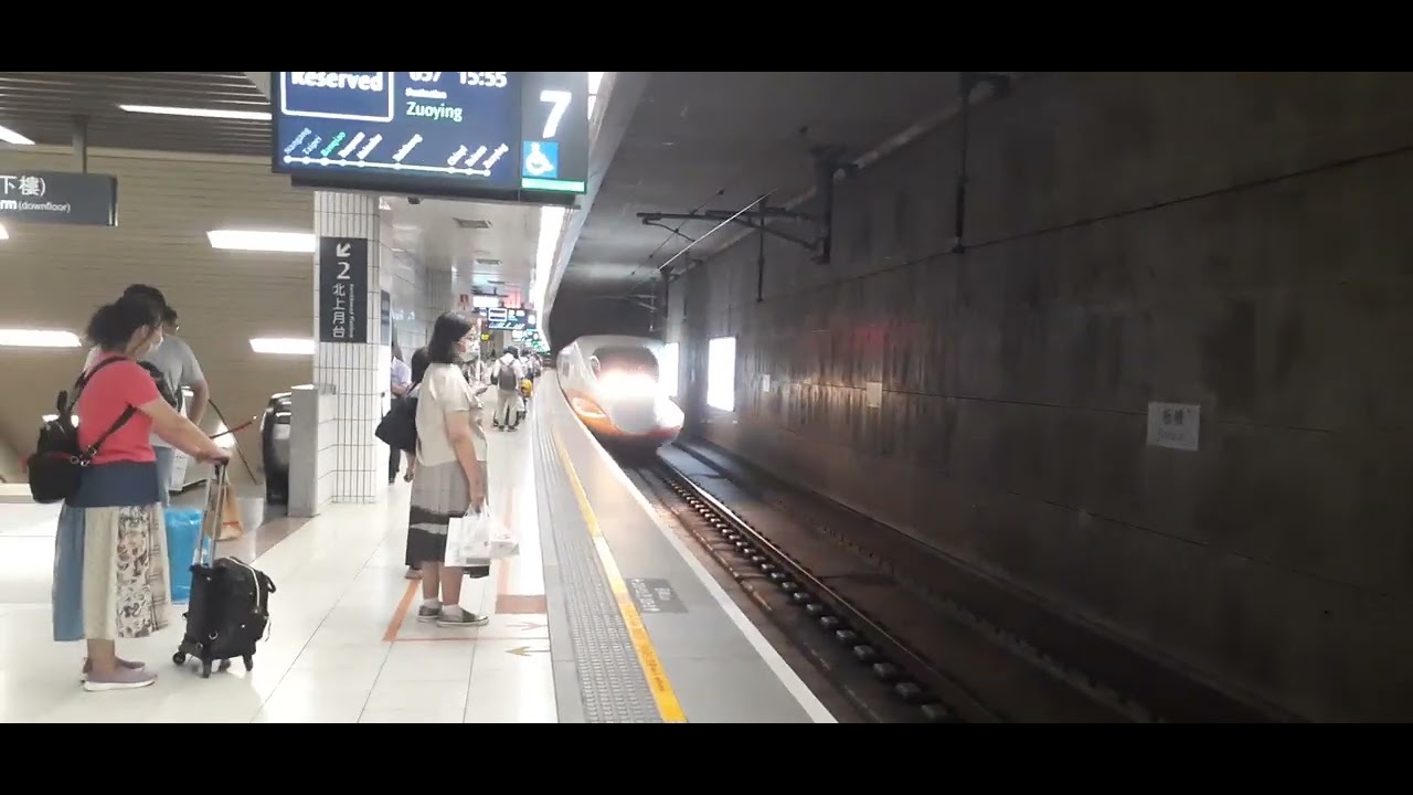 High speed rail 657 arriving at Banqiao, Taipei