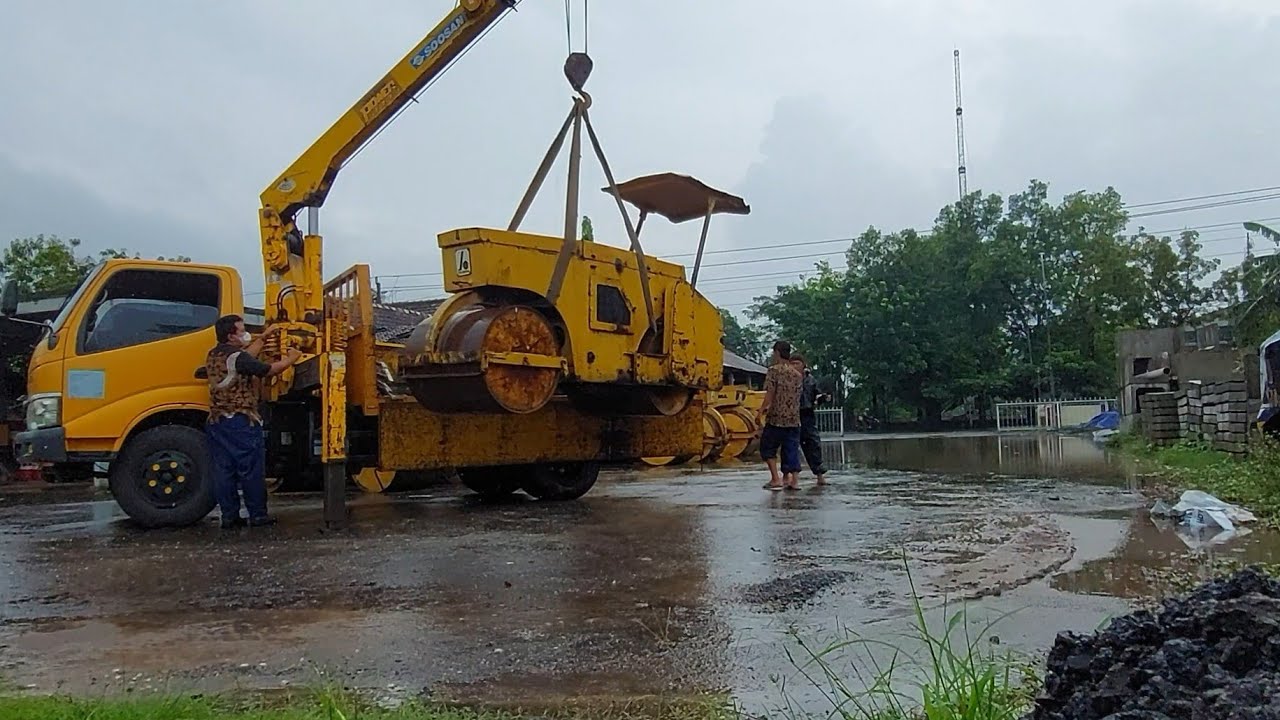 PROSES MOBILISASI NAIK DAN TURUN WALLES / TANDEM 3 TON DARI ATAS TRUK CRANE