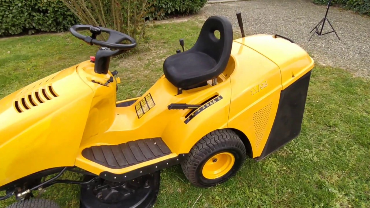 Taglio prato con trattorino rasaerba Castelgarden eurotwin 11/92 con cesto di raccolta
