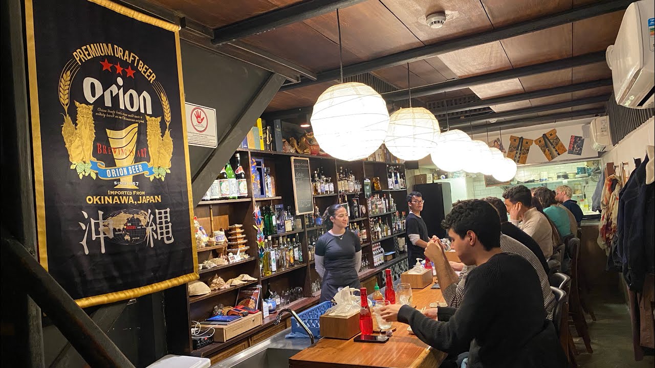 Esse boteco japonês dentro de uma galeria está sempre cheio!