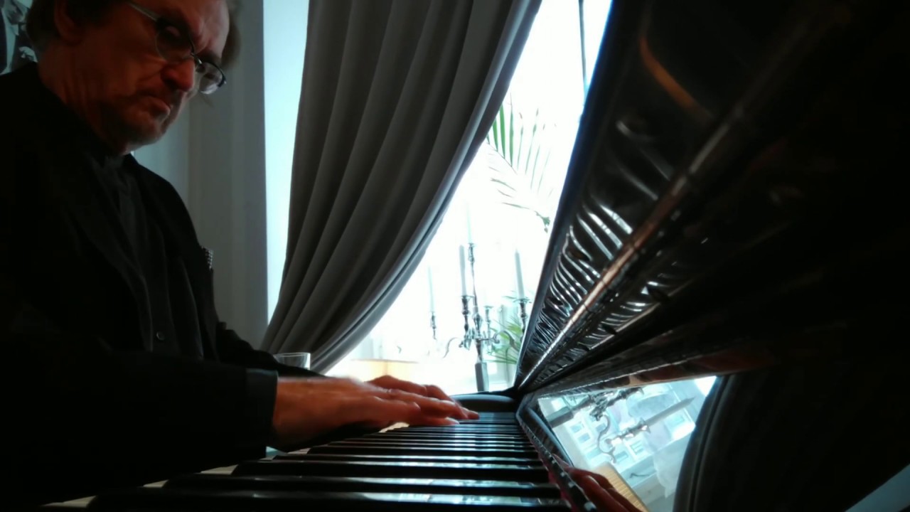 Autumn leaves-plays Bogdan Sobkowiak