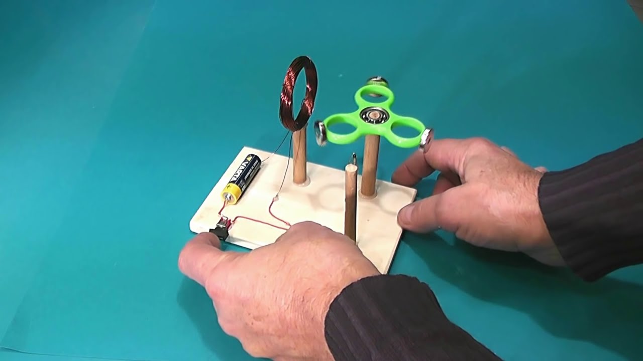 Fidget spinner pushed by an electromagnetic coil