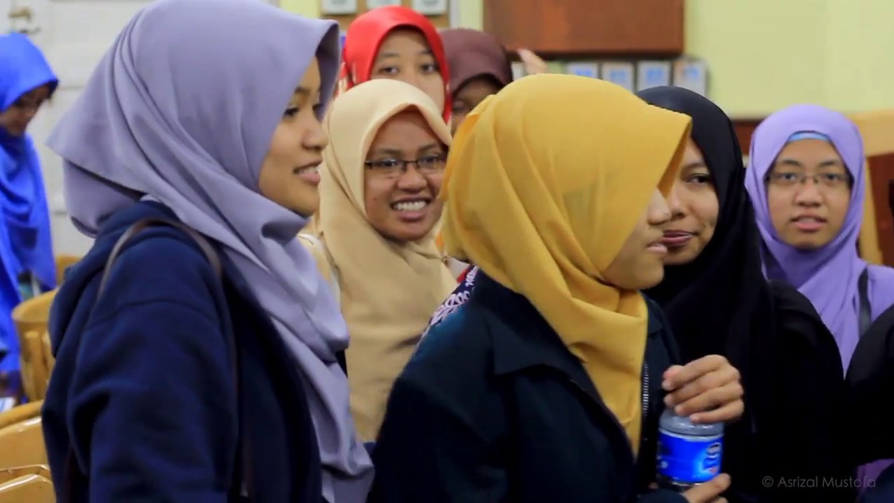 Sidang Tesis Ust. Dhorifah Niswah el-Fida, Lc. MA. (Putri KH. Hasan Abdullah Sahal) Univ. al-Azhar