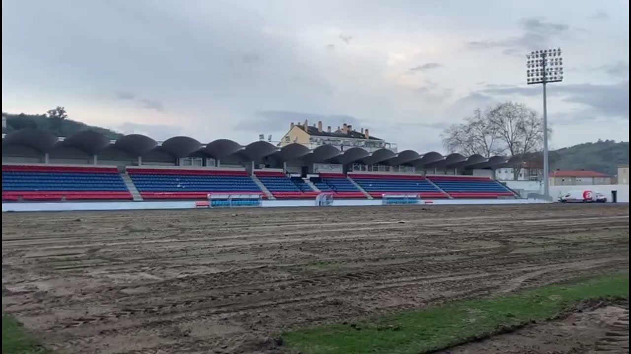 Arrancan las obras en el césped del Estadio de O Couto