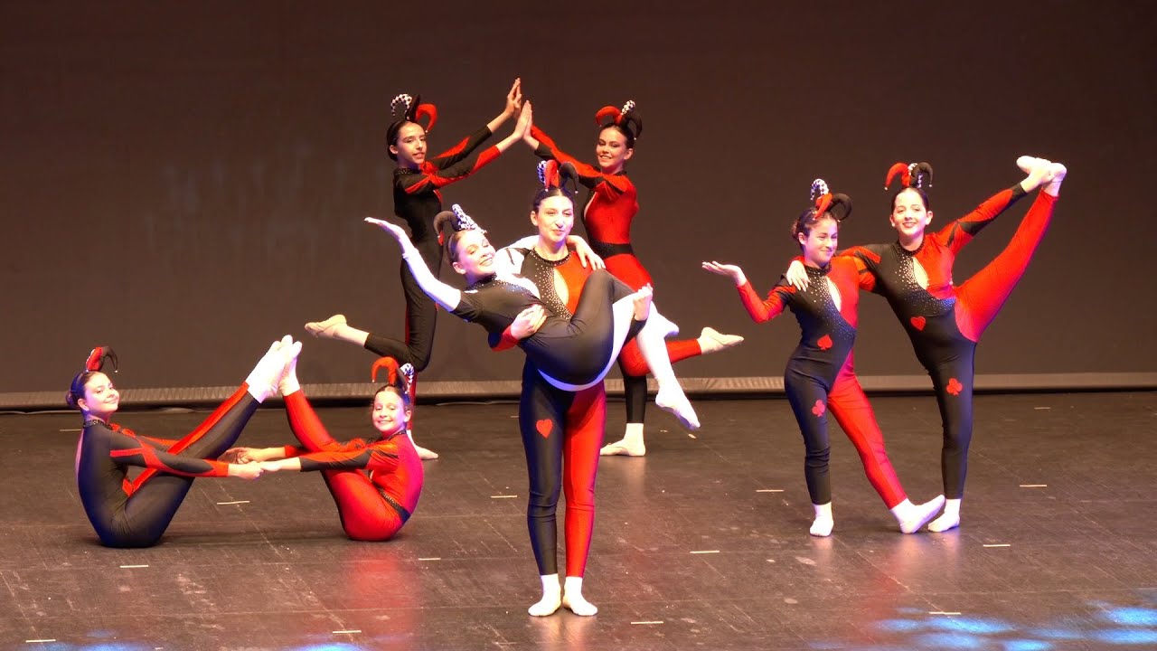 La Escuela de Danza Rosa Founaud estrena el ballet 'El Lago'
