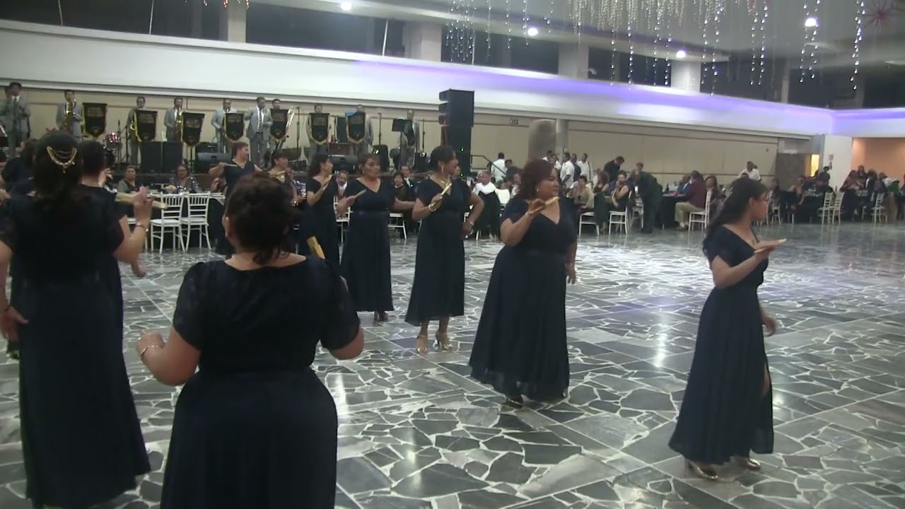 LAS DAMAS DE FOMENTO BAILAN EL DANZON 