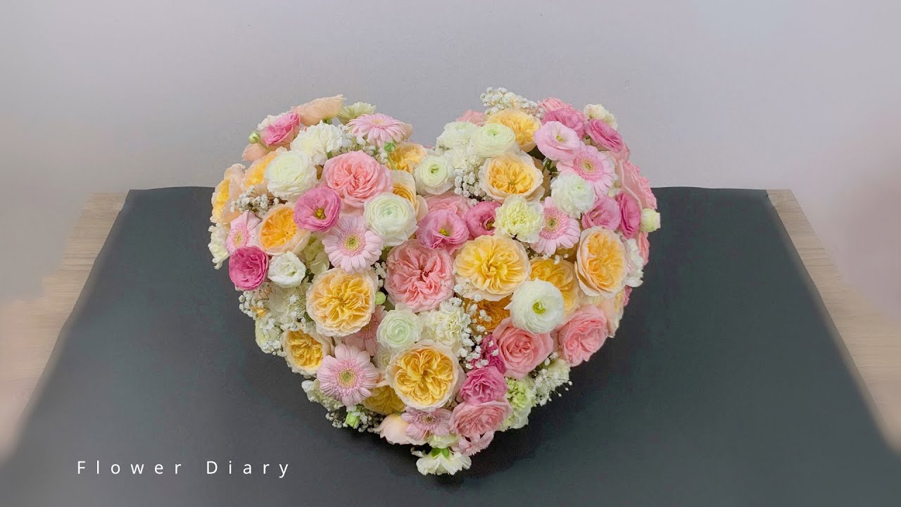 A big heart with many types of flowers [Flower Arrangement]