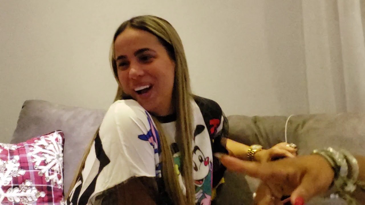 COSCULLUELA ENSEÑA SU TELEFONO ULTIMO MODELO EN DISCUSIÓN CON SU ESPOSA JENIFFER