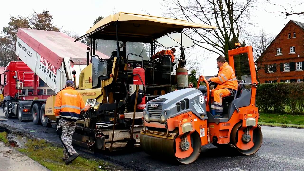 Einbau einer nahtlosen Asphaltdeckschicht mit den Fertigern Demag DF 125 und Atlas Copco SD 2500 WS
