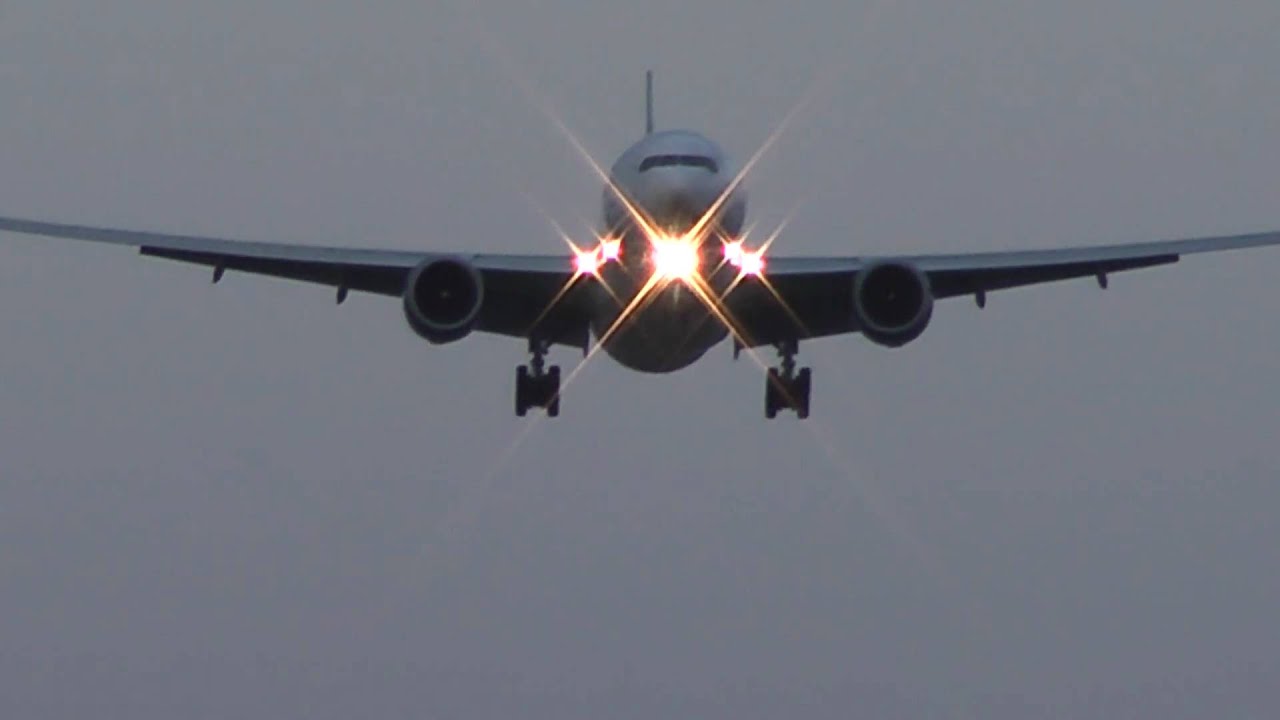 United Airlines (Star Alliance) Boeing 777-200 Landing Chicago O' Hare | RWY 28 |