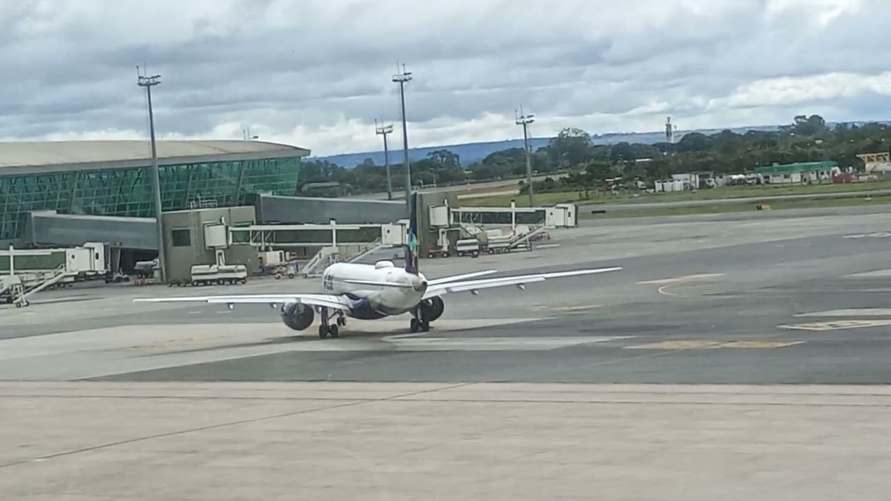 Movimentação no pátio de aeronaves do Aeroporto Internacional de Brasília-DF.