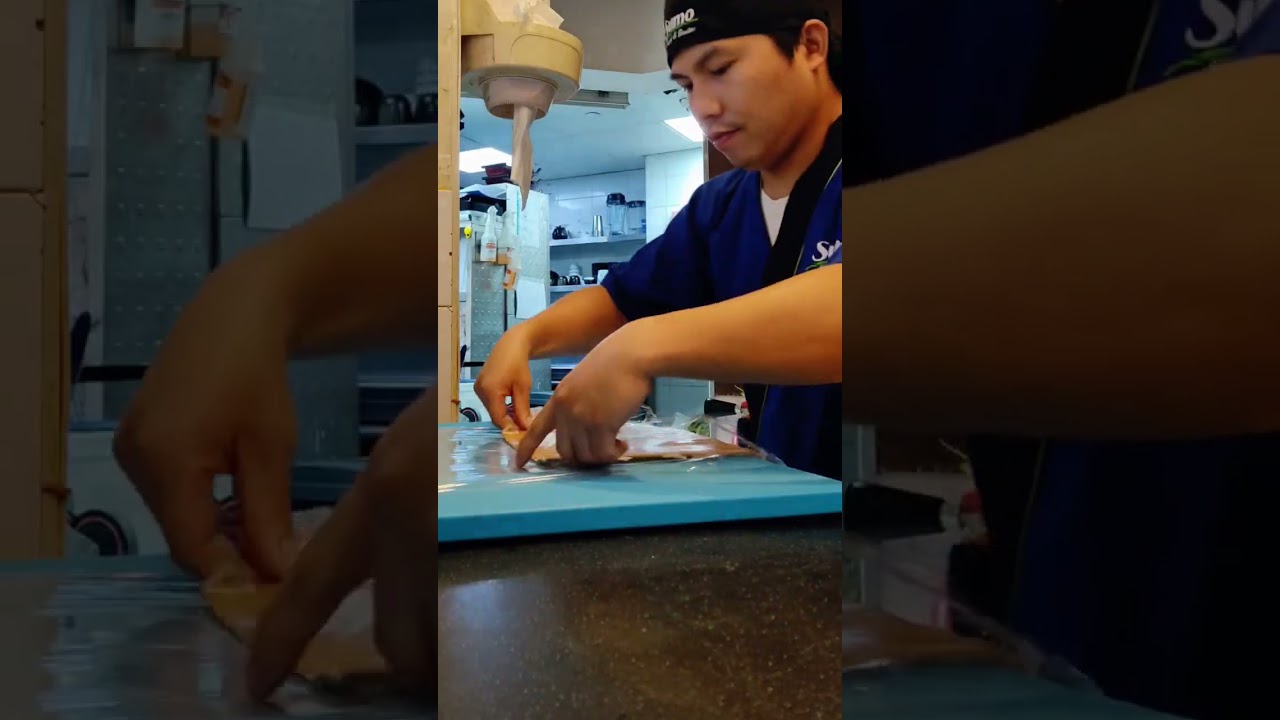 how to wrap bamboo mat for sushi #sushi #sushilife #japanesefood