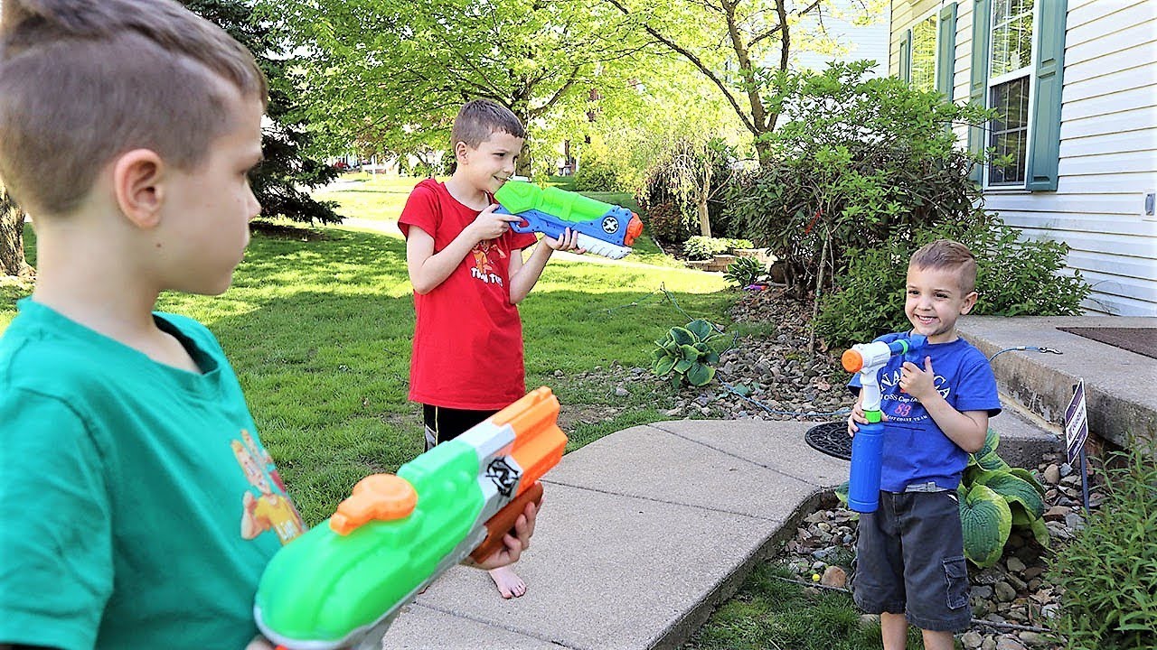New Magical Water Blaster (Super Soaker vs X Shot)